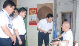 市二医院领导“七一”节前走访慰问老党员  